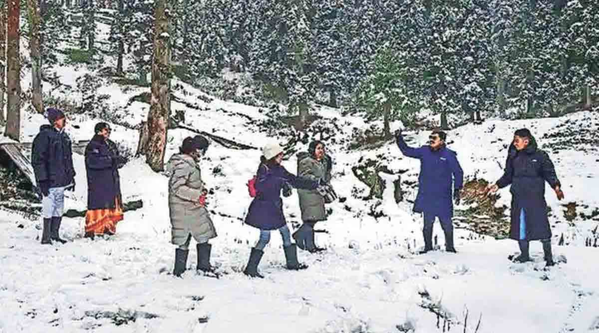 काश्मीर खोऱ्यातील थंडीचा पर्यटक आनंद घेत आहेत.