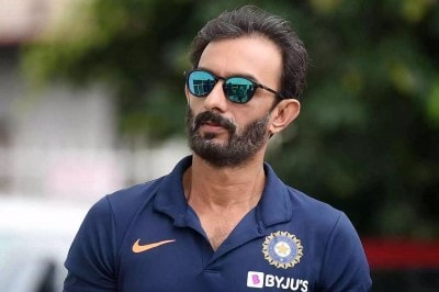 विक्रम राठोड - २०१९मध्ये इंग्लंडमध्ये पार पडलेल्या वनडे वर्ल्डकपनंतर भारतीय संघाचे फलंदाज प्रशिक्षक म्हणून संजय बांगर यांच्या जागेवर माजी क्रिकेटपटू विक्रम राठोड यांची नियुक्ती करण्यात आली होती. टी-२० वर्ल्डकपनंतर त्यांचा कार्यकाळ संपुष्टात आला होता. मात्र, त्यांनी आणखी काही काळ आपण भारतीय संघासोबत काम करण्यास इच्छुक असल्याचे सांगितले. त्यांनी आपल्या कार्यकाळानंतर पुन्हा एकदा फलंदाजी प्रशिक्षक म्हणून अर्ज केला होता. त्यानुसार त्यांना पुन्हा एकदा भारतीय संघासोबत काम करण्याची संधी देण्यात आली.