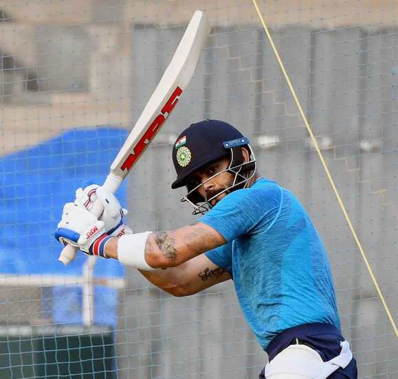 भारतीय कसोटी संघाचा कप्तान विराट कोहली मुंबईच्या ब्रेबॉर्न स्टेडियमवर फलंदाजीचा सराव करत आहे. २०२१ च्या टी-२० विश्वचषकानंतर विराट कोहली दीर्घ रजेवर गेला होता. तो न्यूझीलंडविरुद्ध टी-२० मालिकेतही खेळला नाही.