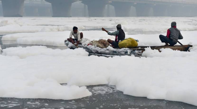 खरं यमुना नदीत हे जमा झालेले बर्फ नाहीत तर, वायुप्रदूषणासोबतच जलप्रदूषणामुळे यमुना नदीच्या पाण्यावर हे विषारी फेस तयार झालाय. याचाच तवंग दिसून येतोय. (Photo: PTI)