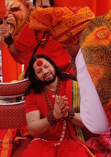 न वर्षांपुर्वी अकोल्यातल्या पुरातन शिवमंदीरात शिवतांडव स्तोत्र म्हटलं आणि व्हिडीओ व्हायरल झाल्याने कालीचरण महाराज प्रसिद्धीझोतात आला. 