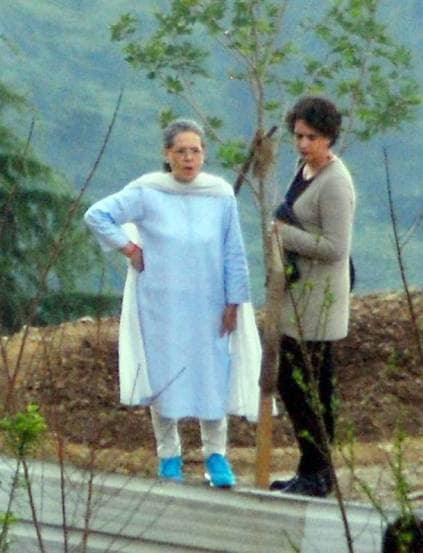 राहुल यांच्या धमकीनंतर सोनिया गांधी खूप अस्वस्थ झाल्या आणि त्यांच्या डोळ्यात अश्रू आले. आई म्हणून राहुलच्या बोलण्याकडे दुर्लक्ष करणं त्यांना अशक्य होतं. याच कारणामुळे सोनिया गांधींनी पंतप्रधान होण्याचा इरादा सोडला होता.