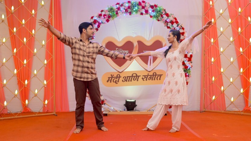 Aai Kuthe Kay Karte Anagha Abhishek Sangeet Photos