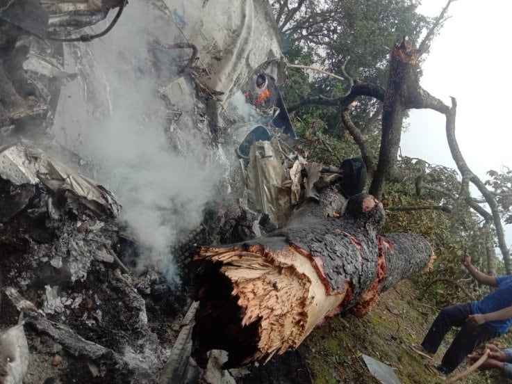 हेलिकॉप्टरमधून बिपिन रावत यांच्यासोबत त्यांच्या पत्नी तसंच इतर १४ वरिष्ठ अधिकारी प्रवास करत होते. या दुर्घटनेत १३ जणांचा मृत्यू झाला आहे.