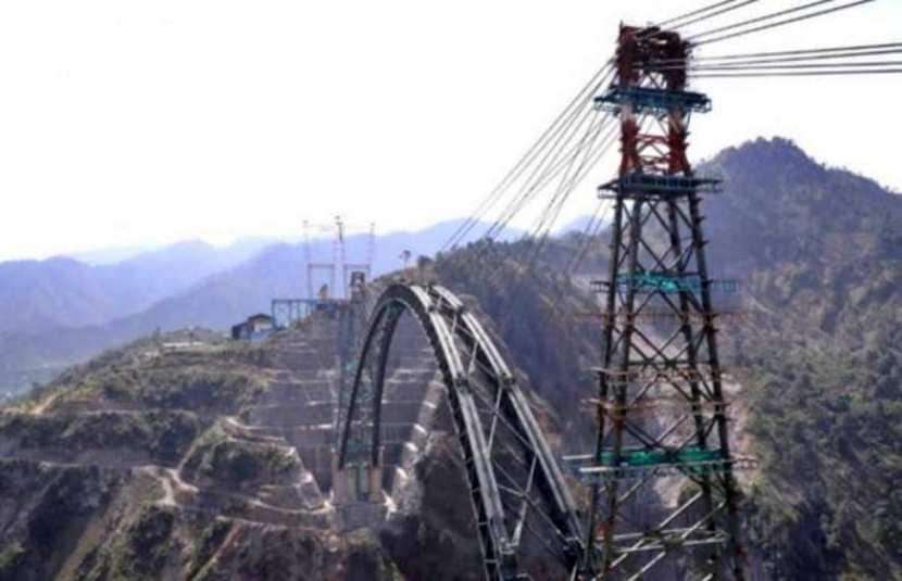 या ब्रिजमुळे उधमपूर-श्रीनगर-बारामुल्ला रेल्वे मार्ग जम्मू-काश्मीरला उर्वरित भारताशी जोडणार आहे.
