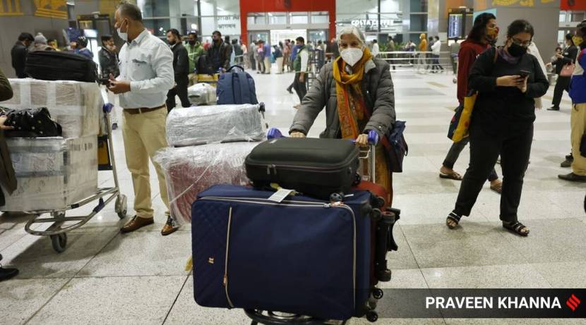 ९. भारतात ओमायक्रॉनचे निर्बंध लागण्याआधी संसर्गाचा धोका असलेल्या देशांमधून आलेल्या १८ प्रवाशांना करोना संसर्ग झाल्याचं समोर आलंय. हे सर्व दिल्ली, मुंबई आणि चंदीगडमधील आहेत. त्यांचे नमुने ओमायक्रॉन चाचणीसाठी पाठवण्यात आलेत. (प्रातिनिधिक छायाचित्र)