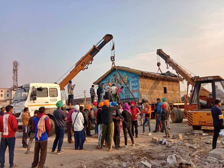 घरी परतत असताना हे शेतकरी आंदोलनस्थळावरील आपल्या अनेक आठवणी सोबत घेऊन जात आहेत. यात एका झोपडीचाही समावेश आहे.