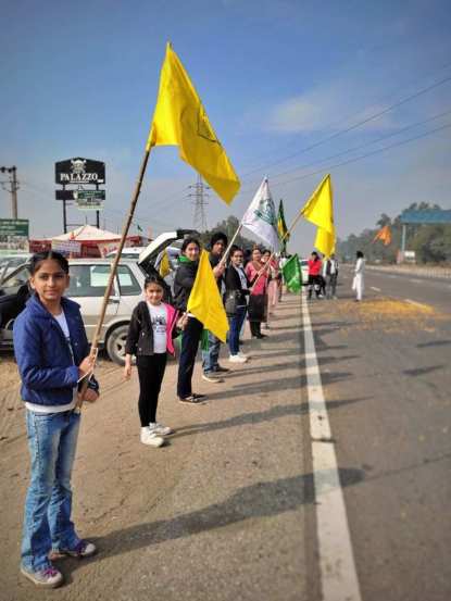 लहान मुलांनी देखील ठिकठिकाणी हातात झेंडे घेत आंदोलकांचं घरी स्वागत केलं आहे.