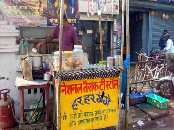गोपाल प्रसाद त्यांच्या दुकानात ६ रुपये प्रति कप दराने चहा विकतात. ते म्हणाले, ''केंद्रात नरेंद्र मोदींचे सरकार आले तेव्हा चहा विकणारे पंतप्रधान झाले, आता माझे नशीब नक्कीच बदलेल, अशी आशा होती. पण असे काही घडले नाही.''