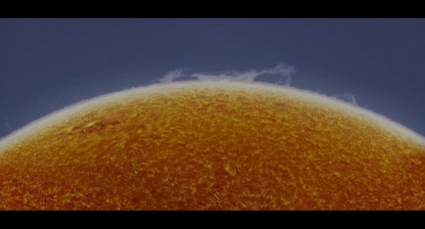 अमेरिकन ॲस्ट्रोफोटोग्राफर (खगोल छायाचित्रकार) अँड्र्यू मॅककार्थी यांनी सूर्याचे काही फोटो शेअर केले आहेत.