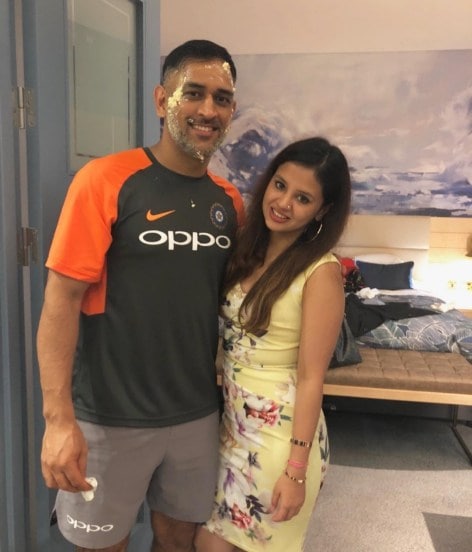 टीम इंडियाचा माजी कर्णधार महेंद्रसिंग धोनी क्रिकेटच्या मैदानापासून दूर असला तरी तो सतत चर्चेत असतो.
