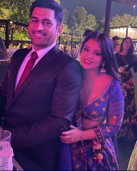 या फोटोसोबत तिने लिहिलंय, एकमेकांना ओळखण्याला १४ वर्ष पूर्ण झाली. चिअर्स. या फोटोत महेंद्रसिंग धोनी सूट-बूटमध्ये दिसत आहे, तर साक्षीनेही ट्रडिशनल कपड्यांमध्ये दिसत आहे.