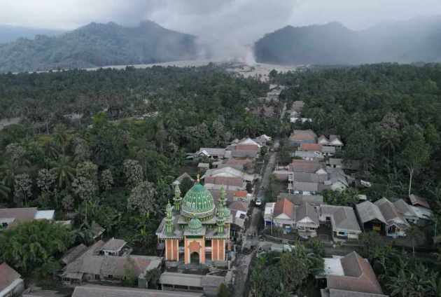 ज्वालामुखीनंतर आतापर्यंत इंडोनेशियात एकूण १३ जणांचा मृत्यू झाला आहे. (फोटो सौजन्य : रॉयटर)
