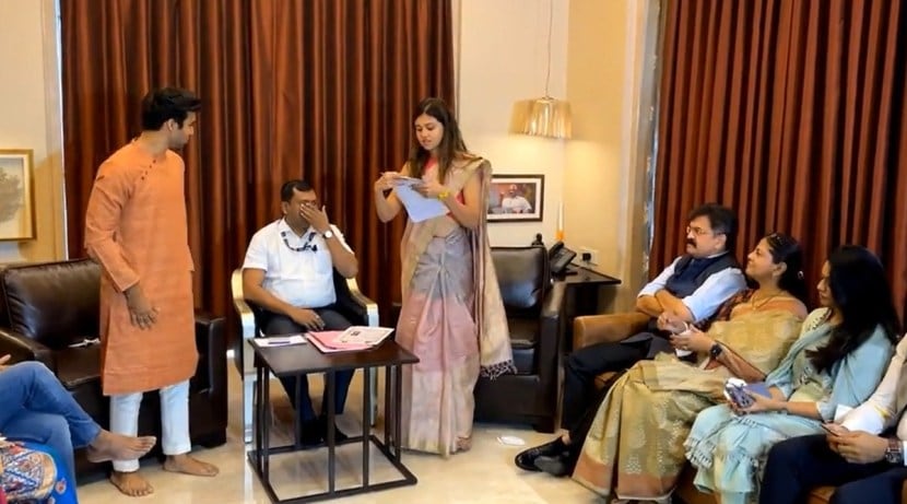 बँडबाजा, वरात असा कोणताही गाजावाजा न करता अत्यंत साध्या पद्दतीने पार पडलेल्या या लग्नाची सध्या राजकीय वर्तुळात चर्चा सुरु आहे.