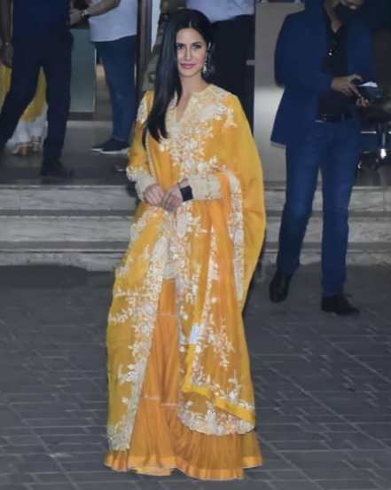 Katrina Kaif Vicky Kaushal Wedding Airport Rajasthan
