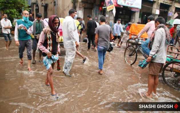 अशातच हुगळी नदीतील पाण्याची पातळी वाढल्यानं कोलकाता शहरात पाणी घुसलं आहे. यामुळे शहरातील स्थिती अधिक वाईट झाली.