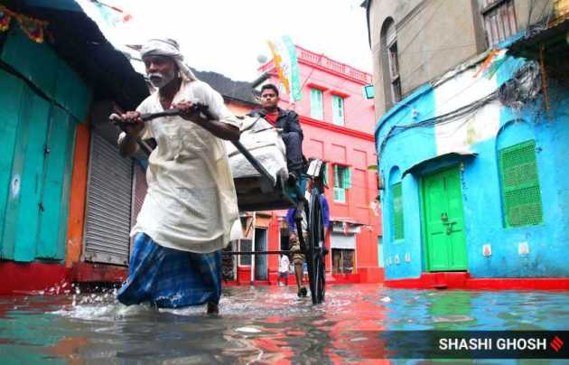 कोलकात्यात तर प्रवासी पाण्यातूनच प्रवास करताना दिसले. यावेळी रस्त्यांवर पाणीच पाणी दिसत आहे.