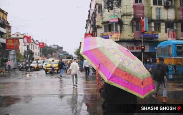 जावेद वादळानंतर पश्चिम बंगालमध्ये सोमवारी (६ डिसेंबर) तुफान पाऊस आला. यामुळे जनजीवन मोठ्या प्रमाणात विस्कळीत झालं. अनेक शहरांमध्ये पाणीच पाणी साचलं आहे.