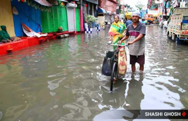 डिसेंबर महिन्याच्या पहिल्या आठवड्यात वादळानंतरच्या पावसाने प्रवाशांना पाण्यातून मार्ग काढण्याची वेळ आली.