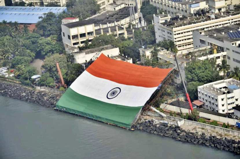 याशिवाय जगातील सर्वात मोठा राष्ट्रध्वज ठरलेल्या या खादीच्या तिरंग्याचं एकूण वजन १४०० किलो इतकं आहे.