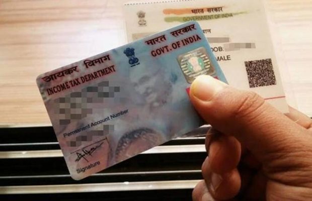 तुमच्याकडे दोन पॅनकार्ड असतील तर तुम्हाला त्यापैकी एक सरेंडर करावे लागेल. या श्रेणीमध्ये एकाच व्यक्तीच्या नावाने जारी केलेली आणि एकाच पत्त्यावर पाठवलेली दोन भिन्न पॅन कार्ड यांचा समावेश असू शकतो. पॅन कार्ड सरेंडर करताना, फॉर्मसह दुसरे पॅन कार्ड सबमिट करा, तुम्ही ऑनलाइनद्वारे देखील सरेंडर करू शकता.
