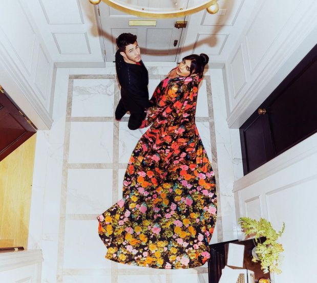 २०२१ च्या फॅशन अवॉर्ड्स या सोहळ्यासाठी प्रियांकाने फ्लोरल प्रिंट पँट सूट परिधान केला होता.