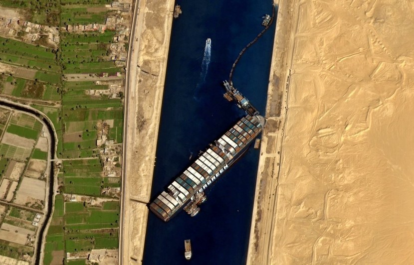 मार्च २०२१ मध्ये इजिप्तमधील सुएझ कालव्यात एक महाकाय मालवाहू जहाज अडकलं आणि जगभरातील व्यापार ठप्प झाला. युद्धपातळीवर प्रयत्न केल्यानंतर अखेर ५ दिवसांनंतर हे जहाज काढण्यात आणि कालव्यातील आंतरराष्ट्रीय व्यापारी मार्ग सुरू करण्यात यश आलं. यामुळे पूर्व-पश्चिम असा सागरी मार्ग जागतिक वाहतुकीसाठी पुन्हा सुरु झाला.