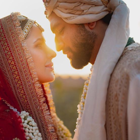 अभिनेता विकी कौशल आणि अभिनेत्री कतरिना कैफ हे दोघेही अखेर विवाहबंधनात अडकले. राजस्थानमधील सवाई माधोपूर येथील सिक्स सेन्स फोर्ट येथे हा विवाह सोहळा आयोजित करण्यात आला आहे.