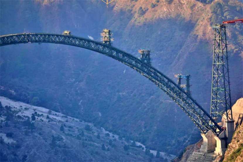 या ब्रिजची लांबी १ हजार ३१५ मीटर लांब आणि ३५९ मीटर उंच आहे.