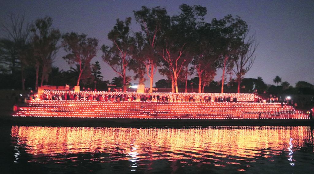 नदीमहोत्सवाची सांगता करीत असताना दिव्यांनी उजळलेला कृष्णाकाठ.