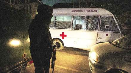 पोलिसांच्या वाहनावर दहशतवाद्यांचा हल्ला; जम्मू-काश्मीरमध्ये दोन पोलीस शहीद, १२ जखमी 