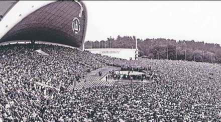 २३ ऑगस्ट १९८८ रोजी विंजीस पार्क येथे सोव्हिएत शासनाविरोधात झालेली अडीच लाख लोकांची सभा