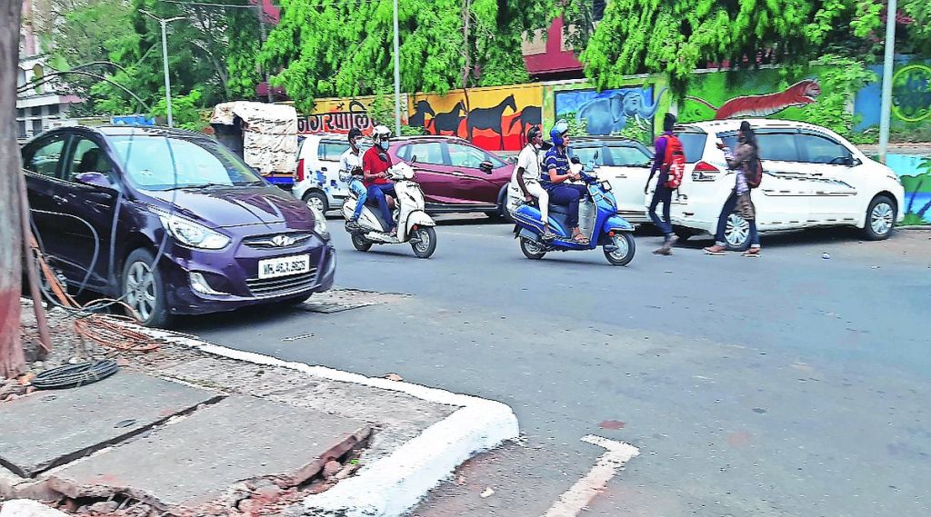 वाहनतळ असतानाही वाशीत सेवा रस्त्यांवर वाहने