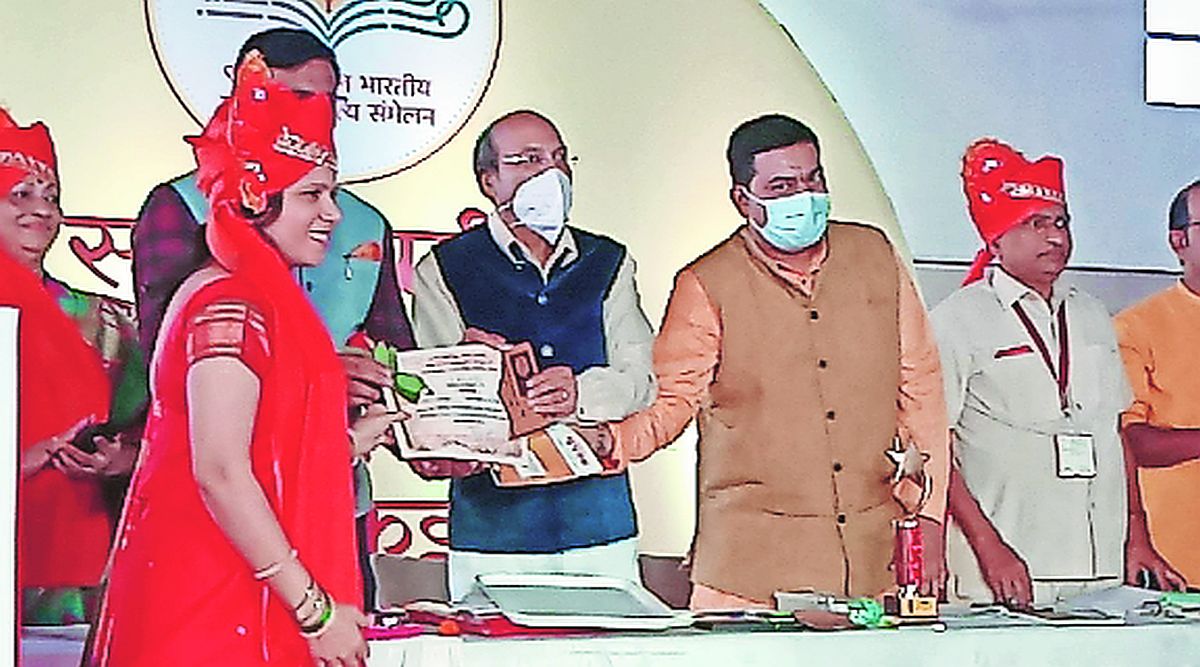 संमेलनात सत्कारांचा विक्रम!