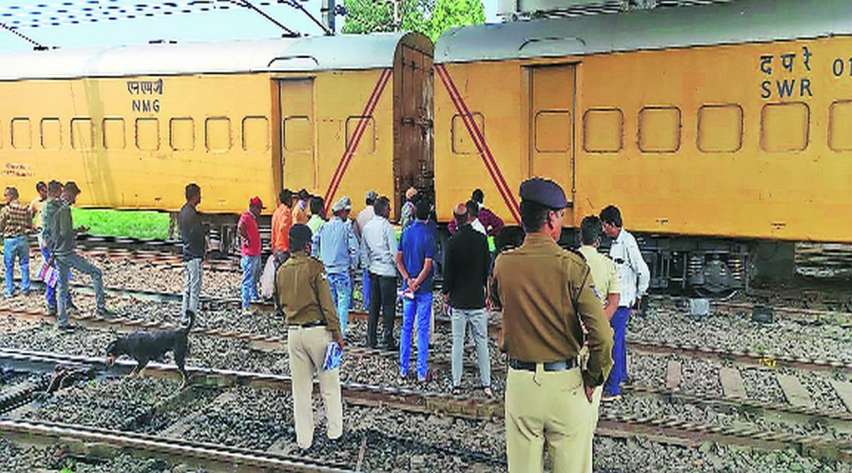 मनमाड येथे रेल्वेमार्ग दुरुस्तीचे काम सुरू असतांना