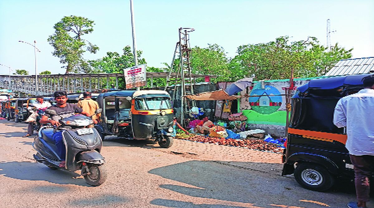 बंद कार्यालय परिसरात अतिक्रमण