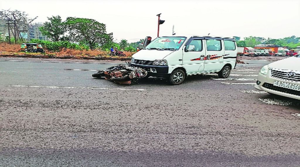 महामार्गावरील वळण मार्ग धोकादायक