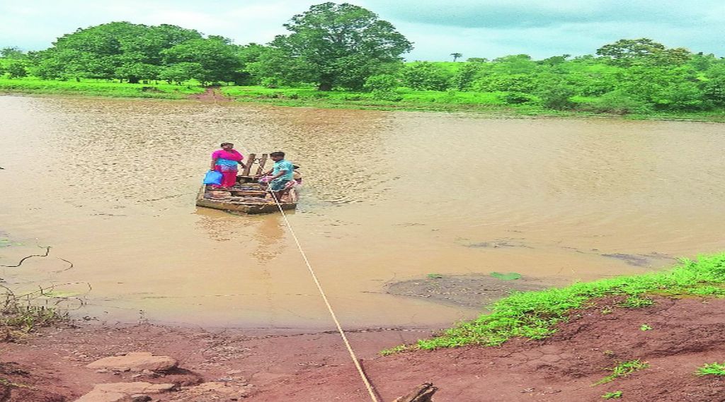 दोन तालुक्यांतील गावकऱ्यांचा जीवघेणा प्रवास