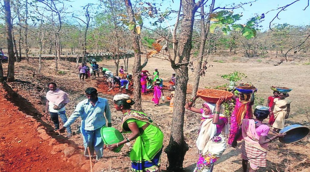 ग्रामीण भागातील अकुशल मजुरांची मदार रोजगार हमी योजनेतील कामावर