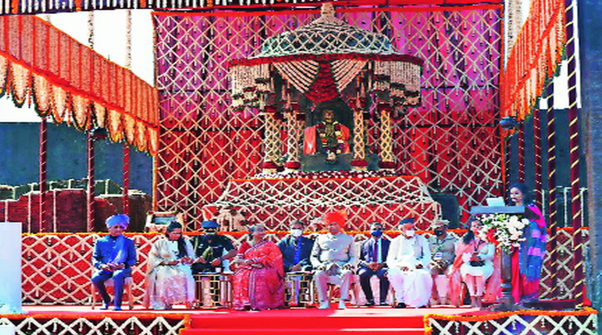 राष्ट्रपती रामनाथ कोविंद यांनी सोमवारी किल्ले रायगडाला भेट दिली. यावेळी राज्यपाल भगतसिंग कोश्यारी, पालकमंत्री आदिती तटकरे, रायगड विकास प्राधिकरणाचे अध्यक्ष खासदार संभाजी राजे उपस्थित होते.
