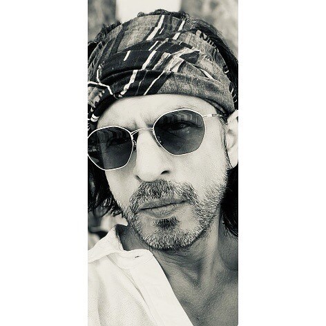 यानंतर शाहरुख थोडेसे केस कापून आला. पण तेव्हा लेख त्याला म्हणाले, 'एवढेसे केस कापून काहीही होणार नाही. तुला अजून केस कापावे लागतील.'
