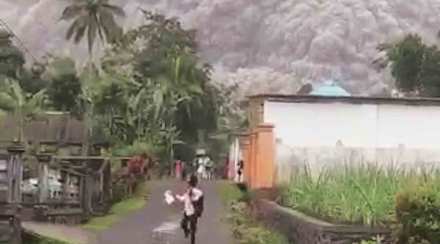 इंडोनेशियात ज्वालामुखीचा उद्रेक