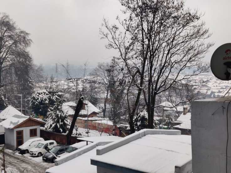 जम्मू-काश्मीरमधील अनेक भागात जोरदार बर्फवृष्टी सुरू आहे.