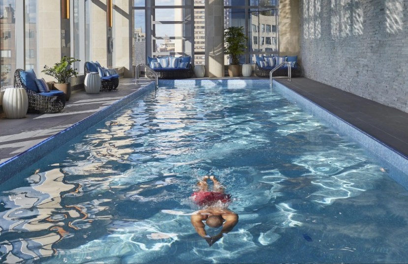 हॉटेलमध्ये अंडर रुफ स्विमिंग आणि ओपन स्विमिंग एरिया देखील आहेत. लोक त्यांच्या आवडीच्या कोणत्याही ठिकाणी पोहण्याचा आनंद घेऊ शकतात.