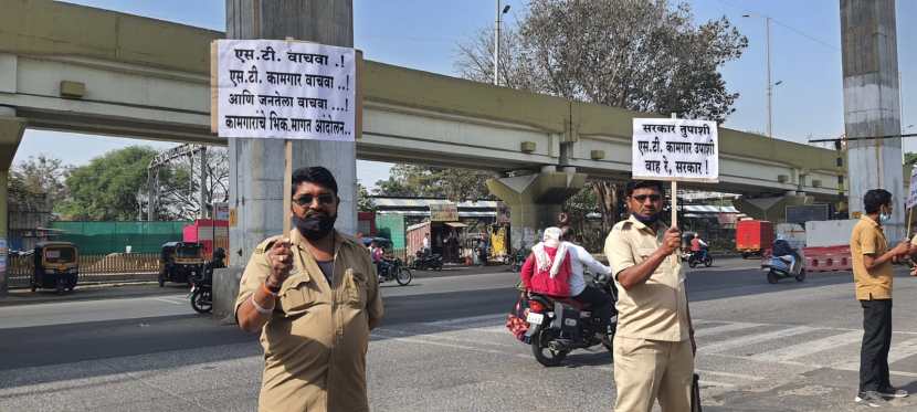 प्रजासत्ताक दिवशी एसटी आगारात भारत माता, छत्रपती शिवाजी महाराज, डॉ. बाबासाहेब आंबेडकर यांच्या प्रतिमेला माल्यार्पण करून आगारात सर्व कर्मचाऱ्यांनी भीक मांगो आंदोलन केले आहे.