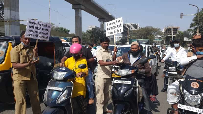 त्यातच आज प्रजासत्ताक दिनाच्या निमित्ताने कर्मचाऱ्यांनी भीक मागो आंदोलन केलंय.