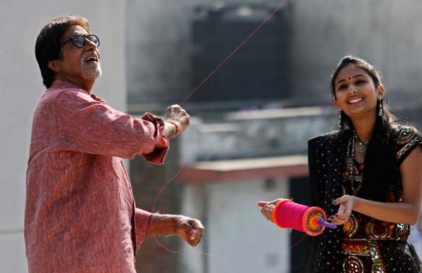 २०२० मध्ये अमिताभ बच्चन यांनी अहमदाबादमध्ये पतंग उडवला होता. पण करोनामुळे त्यांनी यावेळी घरीच संक्रांती साजरी केली.