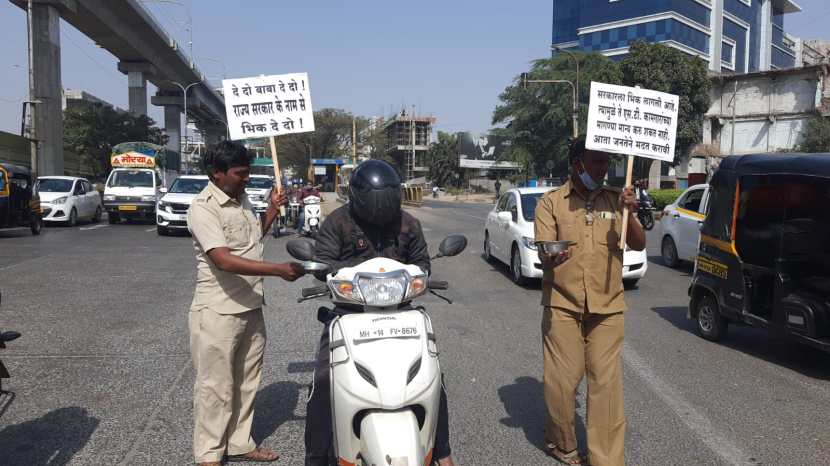 हातात फलक घेत रस्त्यावर उभे राहून हे एसटी कर्मचारी ये-जा करणाऱ्या लोकांकडून भीक मागत आहेत.