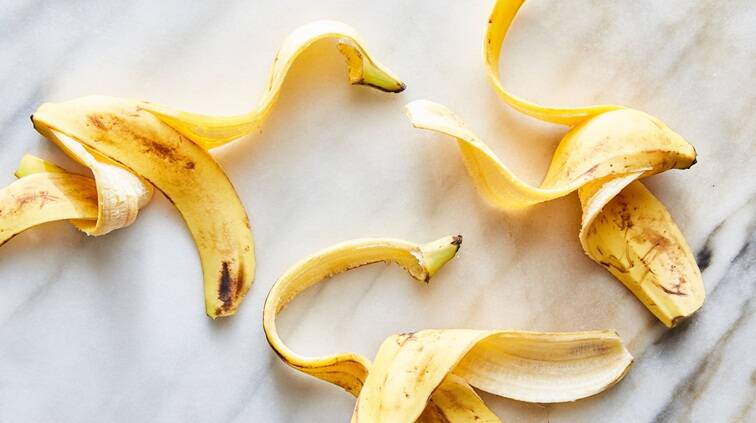 केळ्याची साल देखील डाग दूर करण्यास मदत करते. हे साल थंड आणि आराम देते. यामुळे लव्ह बाईटच्या खुणांवर केळीची साल लावू शकता. (फोटो सौजन्य - Indian Express)
