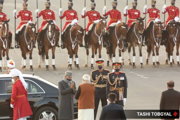राष्ट्रपती रामनाथ कोविंद यांनी पंतप्रधान मोदींची भेट घेत स्वागत केलं.